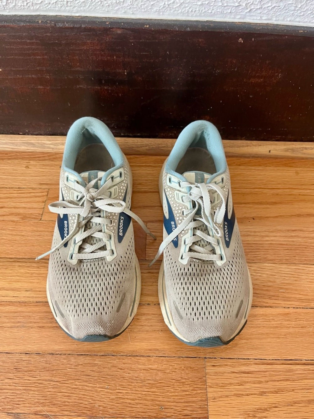 Brooks Ghost Running Shoes Women's size 10 in Light Gray and Blue